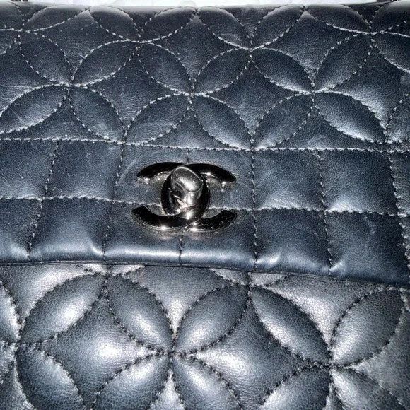 CHANEL Black Quilted Leather Shoulder Bag with Silver CC Lock - Picture 2 of 6